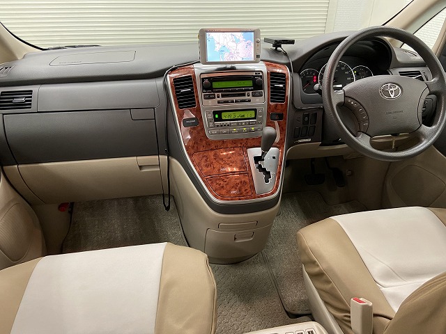 2004 Toyota Alphard | Autorec Enterprise, Ltd.